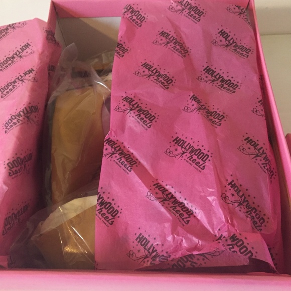 Hollywood Heels, High Heel Pump, color Camel, sizes 5.5 M, 6 M, 8 M, new - Picture 6 of 6